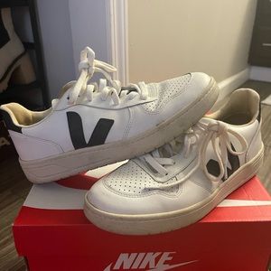 WOMENS VEJA SZ 9